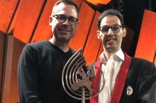Le directeur et le président du Brass Band 13 étoiles posent avec le trophée.